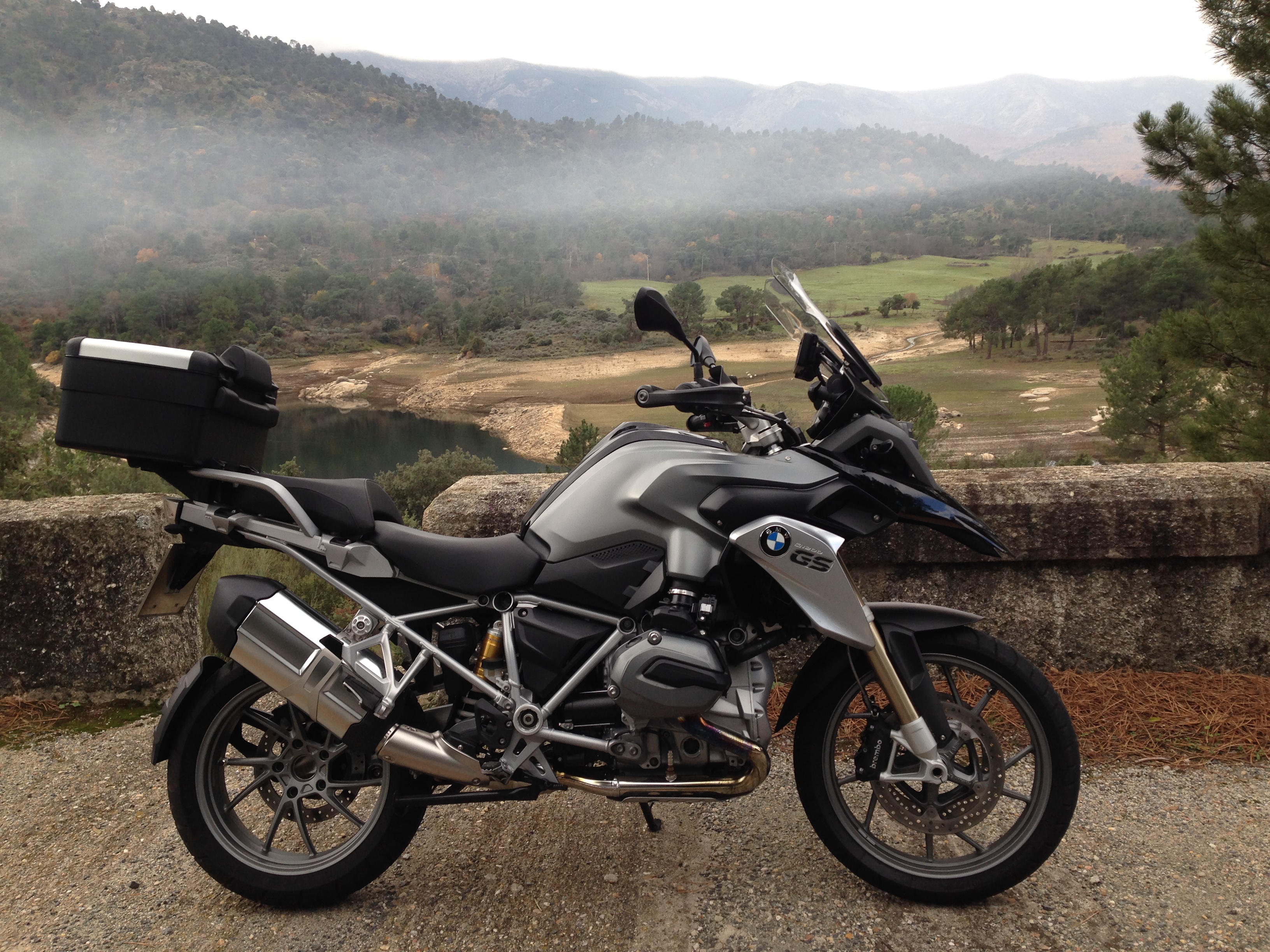 Imágenes del punto de interés Carretera Bordea el pantano del Burguillo