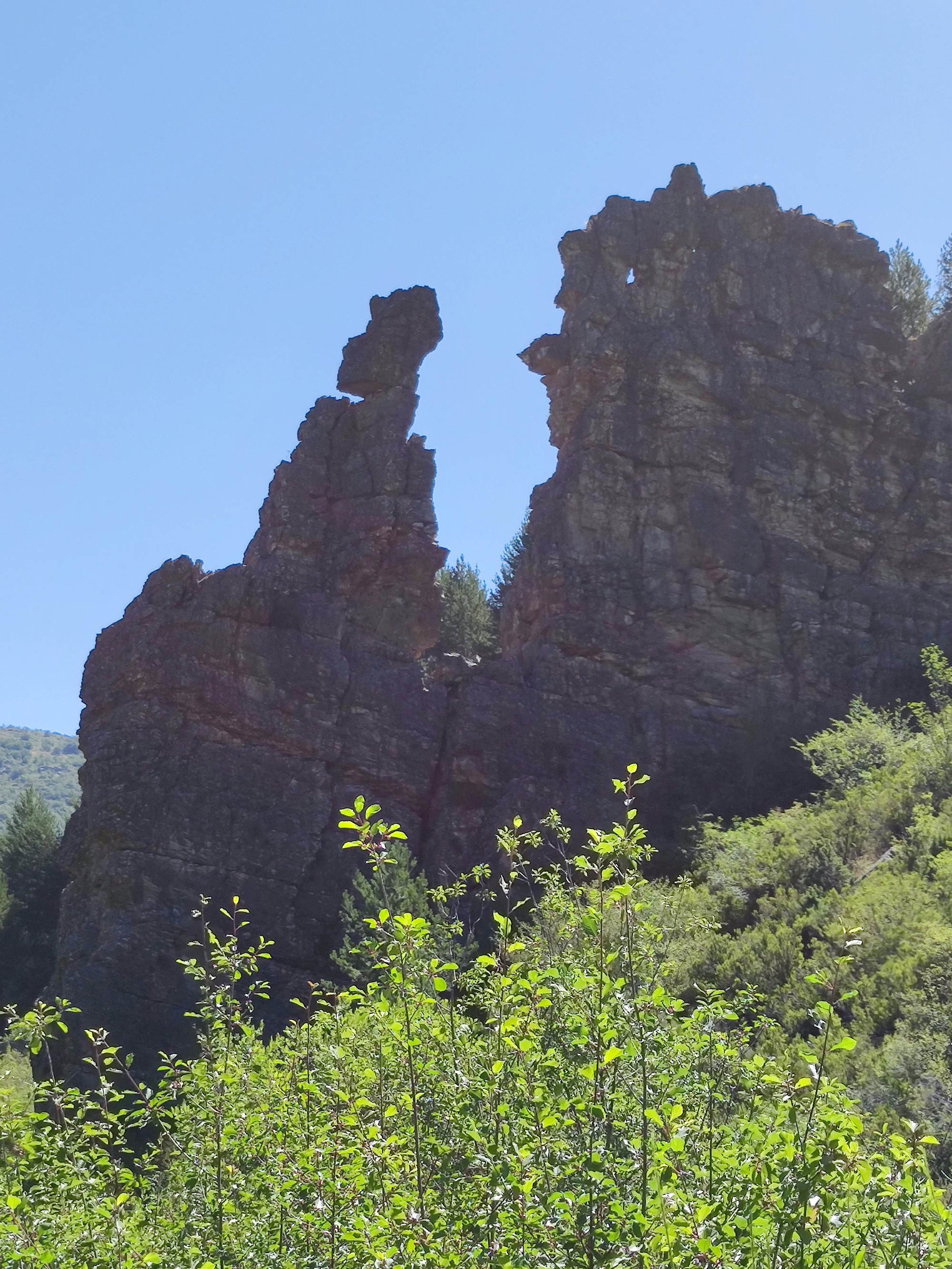 Imágenes del punto de interés PTO DE LA QUESERA. La estatuas de los Dioses de las montañas